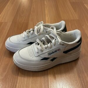 Barely used women’s Reebok sneakers